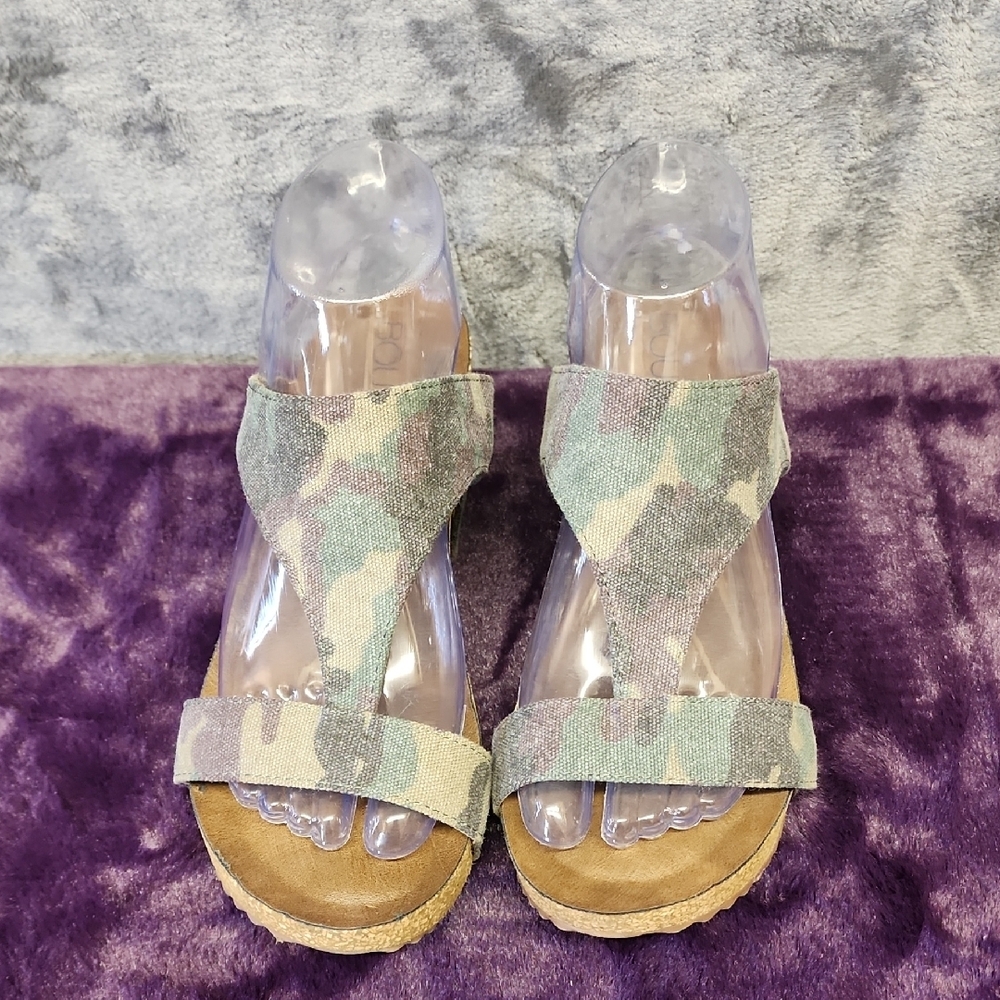 Boutique by Corkys Women's Camouflage Strap wedges sz 8